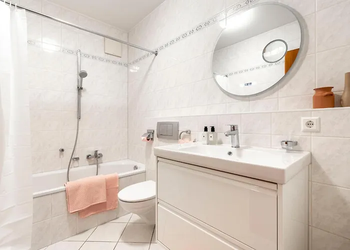 Avec Balcon Et Parking Bel Air شقة *